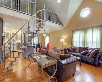 11 Mi to Oneida Lake: Spacious Apt in Verona! - Verona - Living room