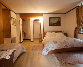 Villa Adriana Varese - Camere E Appartamenti - Varese - Bedroom