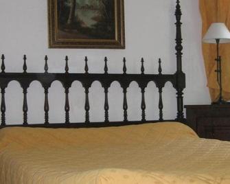 Logis Hotel Le Vieil Amandier - Trigance - Habitación