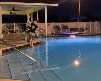 Pet Friendly, Experience this Unique tour bus conversion! - Clermont - Pool