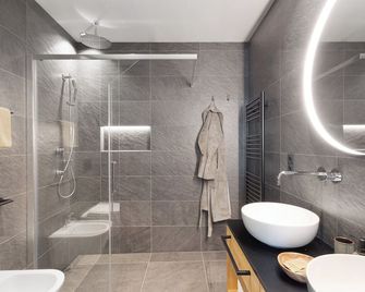 Oberplunerhof Luxury Chalet Woods - Chienes/Kiens - Badkamer