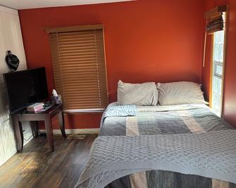 Charming 3-bedroom house rooms in nice Hammond with WiFi, - Hammond - Bedroom