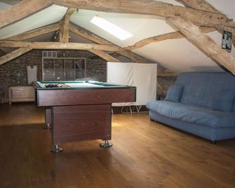 Private farmhouse with large, heated salt water pool. - Saint-Privat-en-Périgord - Sala de estar