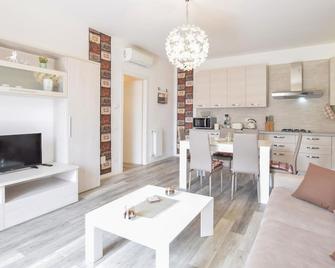 Stunning Apartment In Manerba Del Garda - Manerba del Garda - Soggiorno