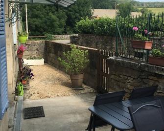 Gîte en Bourgogne,. Dans Ancien Moulin , Jardin Privatif et vue sur le Bief - Venarey-les-Laumes - Patio