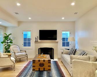 Designer West La Mid-Century Modern Home 4bed/3bath, Yard, Parking, Cold Plunge - Los Ángeles