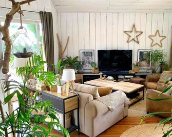 House with exotic cabin atmosphere, air-conditioned pool & spa - Messanges - Sala de estar