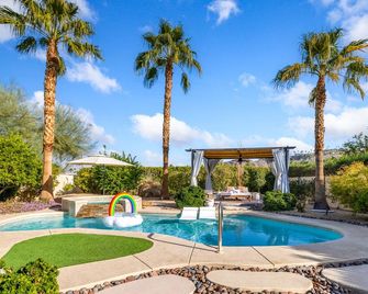Posh Araby eden with saltwater pool & backyard bar - 4 miles to downtown - Palm Springs - Pool