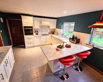 Lark Rise Holiday Home Glenbeigh by Trident Holiday Homes - Glenbeigh - Küche