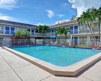 Motel 6 Dania Beach - דניה ביץ' - בריכה
