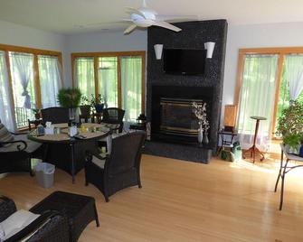 Pets Welcome4 Acre Frank Lloyd Wright Style MCM Home Nestled In Wild Life Refuge - Brookhaven - Dining room