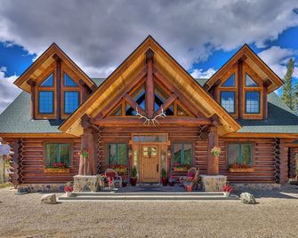 Luxury lakefront log home w/ dock and boats bordering RMNP - Grand Lake - Budova