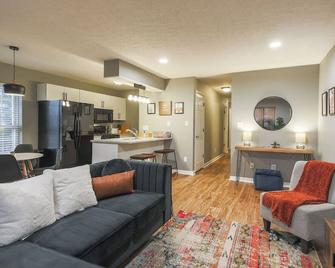 The New York'er 3 bedroom Duplex - Martinsburg - Wohnzimmer