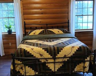 Cozy cabin in Honey Brook,PA with hot tub, jacuzzi, large outdoor deck and more! - Honey Brook - Habitación