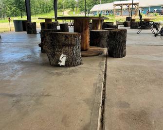 Family 1-bedroom with Loft cabin Located 3 miles from Bennett Springs State Park - Lebanon