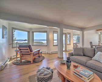 Family Lakehouse w/ Deck + Beach on Lake Champlain - Plattsburgh - Living room