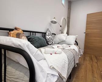 Apartment in Laredo, 5 minutes walking distance to the beach and with terrace - Laredo - Schlafzimmer