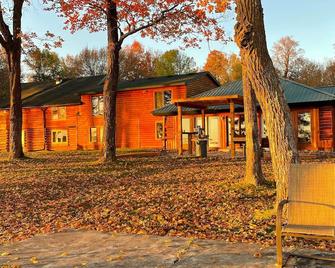 Historic lakefront lodge with full bar, sauna, private boat ramp - Deer River - Edificio