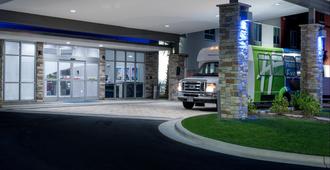 Holiday Inn Express & Suites Charlotte Airport - Charlotte