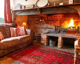 Kick off your shoes, stare into the fire and relax in rural bliss - Sudbury - Living room