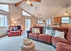 Cozy Albrightsville Cabin with Deck and Fire Pit! - Albrightsville - Living room