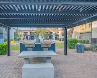 Modern Stay King Bed Parking Walk to Dining - Phoenix