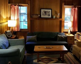 NEW! Judy's Vintage Mt. Hood Cabin. Kid, dog-friendly. Hi speed Wi-fi. - Brightwood - Sala de estar