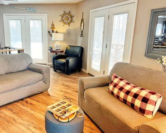 Unique Hexagon Cottage Atop JTown Marina+Boat Parking+3 En Suite Baths+Pets okay - Jamestown - Living room