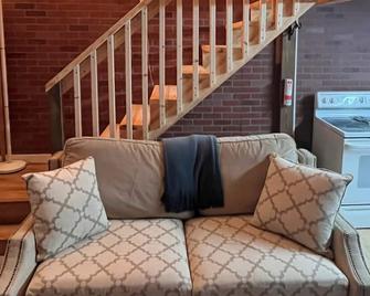 Quaint barn loft at Praise Acres is a simple farm life to disconnect. - Hilliard - Wohnzimmer