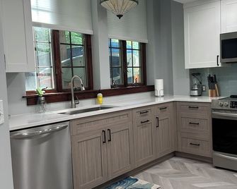 Modern Glen Arbor studio apartment with beautiful full kitchen and laundry room. - Glen Arbor - Cocina
