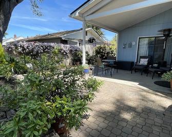 Lovely private guest suite w/hot tub/grill/kitchenette - Eugene - Patio