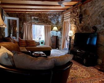 Rustic Remote Stone Cottage with Plunge Pool & Sauna - Sandy Hollow - Living room
