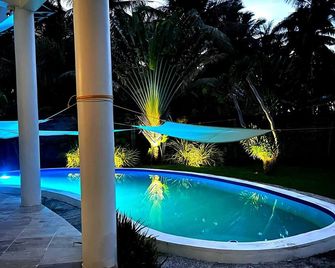 Luxury Villa: Private Pool & Beach Retreat - Pandan - Pool