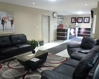 Royal Lodge - Edmonton - Living room