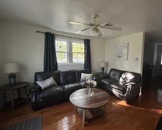 Cozy, clean 2-bedroom getaway in Attleboro - Attleboro - Sala de estar