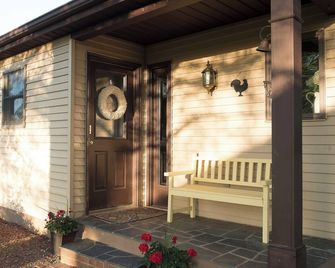 Private Farmhouse w/ Farm Fresh Eggs, Animal Views, & Hot Tub - Thaxton - Patio