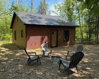 Secluded cabin on the trails- Cabin #1 - Petoskey - Binnenhof