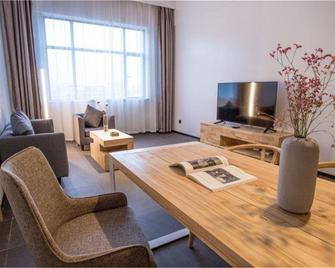 Colour Hotel(Zhangshu Ren He Road) - Xinyu - Living room