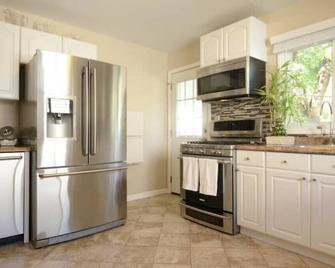 2Bedroom/2 Bath/2 Office Bungalow with Sauna and Parking by Royal Oak - Madison Heights - Kitchen