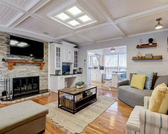 Lakefront Getaway on Lake Lanier w/ Boat Dock - Buford - Wohnzimmer
