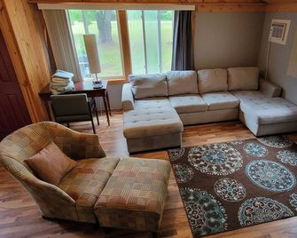 Cozy 2-bedroom Cottage - Trail access to Loon Lake - Shawano - Living room