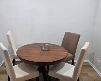 a very beautiful bedroom and bath dinning area,full kichen and laundry room. - Santa Mónica - Comedor