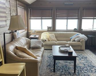 Enjoy A Lake Front Cottage In The Thumb Of Michigan. A Must See! - Pigeon - Living room