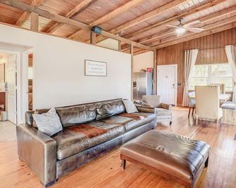 Kayaks/Spa/Pool/Firepit/Dog friendly Lakehouse Getaway!! - Dade City - Living room