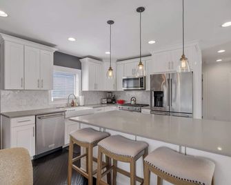 Cozy, Beautiful Birmingham 4br/2ba Getaway! - Birmingham - Kitchen