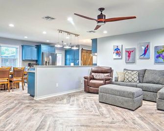 Accessible Lubbock Home with Yard Near Texas Tech! - Lubbock - Living room