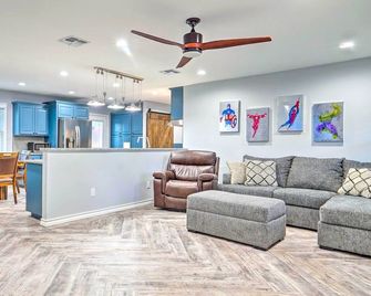Accessible Lubbock Home w/ Yard: Near Texas Tech! - Lubbock - Living room
