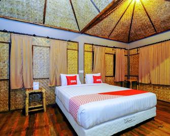 OYO 1835 Surya Mandalika Hotel - Tetebatu - Bedroom