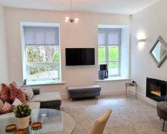 2 Bed Woodland Retreat - Garden & Free Parking - Keighley - Living room