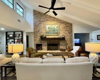 Spacious 4-bedroom house in lovely Winter Springs near everything - Winter Springs - Living room